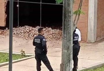 Locataria derriba pared para colocar una cortina en el nuevo mercado de Comalcalco