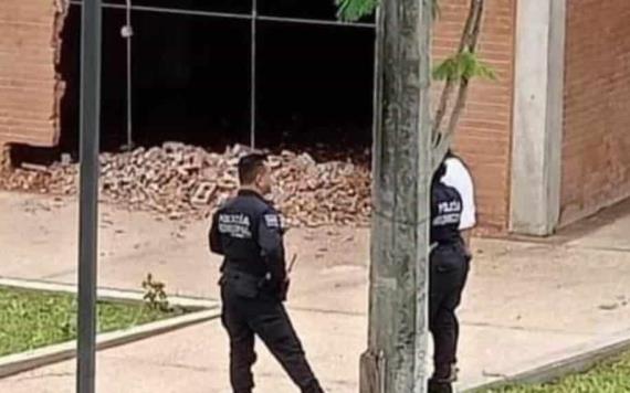 Locataria derriba pared para colocar una cortina en el nuevo mercado de Comalcalco