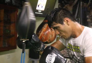 El boxeador tabasqueño Luciano "Chano" Chaparro viajó este miércoles a la Ciudad de México con la misión de neutralizar al invicto kazajo Bek Nurmaganbe