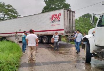 Tráiler interrumpe paso en carretera Tacotalpa-Tapijulapa