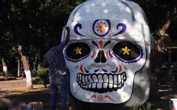 Ayuntamiento de Culiacán convierte réplica de cabeza olmeca en calaverita