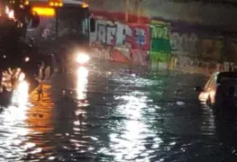 Por lluvias en Cuernavaca, el auto de una mujer se queda varado y ella muerte de un infarto