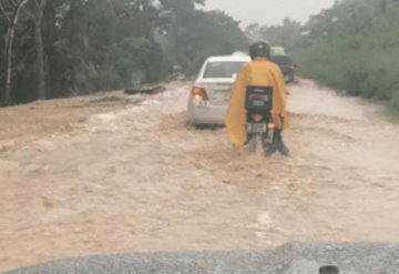 Río de la Sierra provoca anegaciones en Jalapa