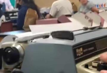 Estudiante lleva máquina de escribir a la clase; así reaccionaron sus compañeros