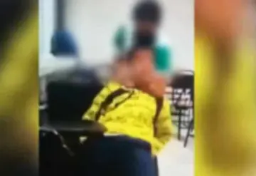 Indignante video muestra a alumno del Conalep estrangulando a su compañero en el salón de clases