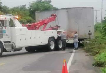 Tráiler termina entre el agua y la maleza