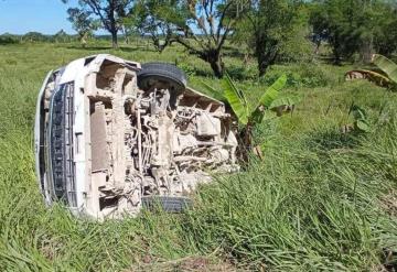 Conductor pierde control de su unidad y termina fuera de la carretera