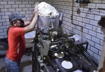 Vuelve a subir de precio la tortilla; hay desabasto de insumos