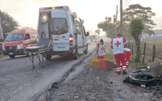 Trabajadora social que iba camino a su trabajo, se detuvo para ayudar a personas accidentadas