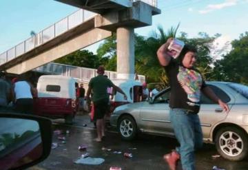 Saquearon tráiler cargado de cervezas en Centla, Tabasco