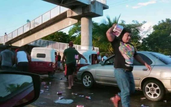 Saquearon tráiler cargado de cervezas en Centla, Tabasco