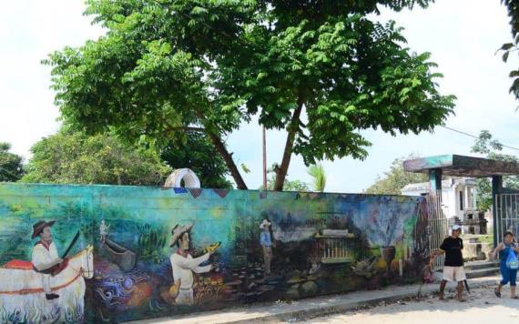 Vecinos escuchan espíritus bajo el árbol en panteón Central de Tamulté