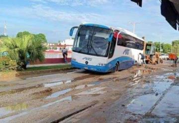 Camión de pasaje quedó sembrado en obra abandonada sin señalamientos