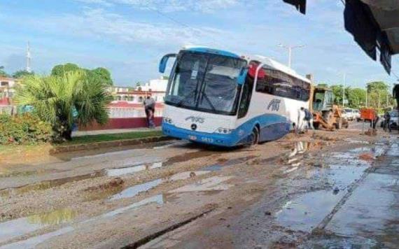 Camión de pasaje quedó sembrado en obra abandonada sin señalamientos