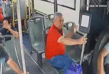 Chofer de autobús ´se duerme´ y choca; esto hicieron los pasajeros 