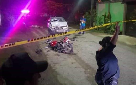 Hermanos en motocicleta impactaron de frente contra un auto