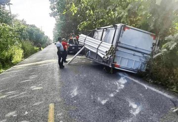 Camión de materiales vuelca sobre carretera Jalapa-Macuspana