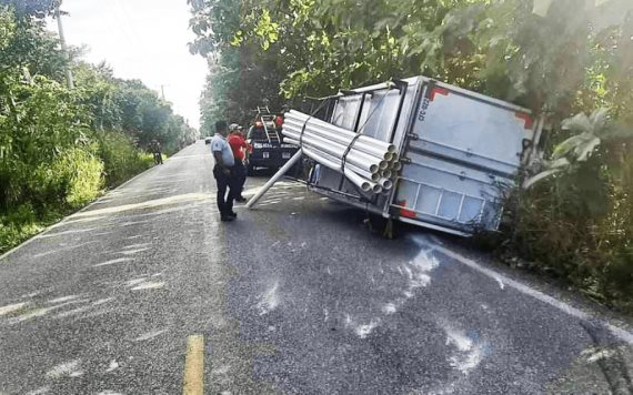 Camión de materiales vuelca sobre carretera Jalapa-Macuspana