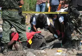 Hallan ocho cuerpos con signos de tortura en fosa clandestina en Michoac&aacute;n
