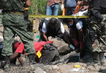 Hallan ocho cuerpos con signos de tortura en fosa clandestina en Michoacán