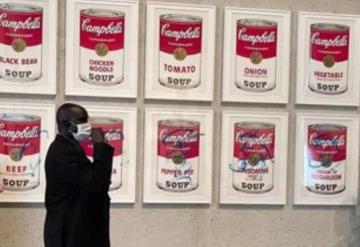 Activistas pintan y se pegan a los marcos de los cuadros de Campbells Soup I en Australia