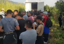 En Chiapas, Guardia Nacional y el Instituto Nacional de Migración rescatan a personas abandonadas en el área de carga de un camión
