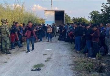 Rescatan a 82 migrantes hacinados en un camión de carga en Chiapas