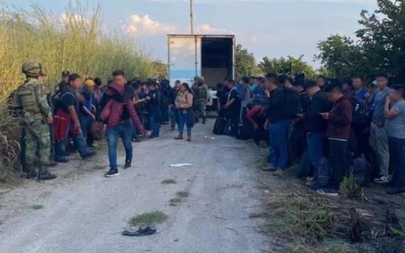 Rescatan a 82 migrantes hacinados en un camión de carga en Chiapas