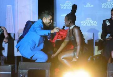 Video: Tenoch Huerta y Lupita Nyongo bailan Suavemente de Elvis Crespo