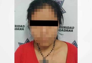 Detienen a mujer por amarrar y golpear a su hija de tres años