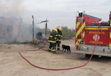 Policías de Torreón rescatan de incendio a perrito amarrado en un residencial