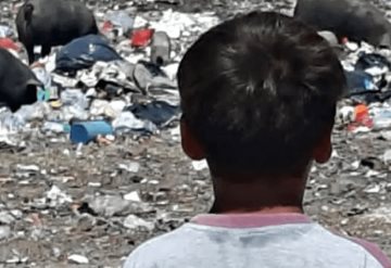 Niño muere aplastado por un camión de basura; buscaba comida