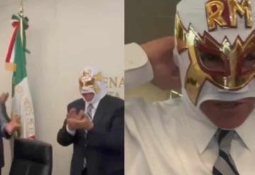 "Monri El Indomable": luchadores regalan máscara a Monreal previo al Plan de Reconciliación Nacional en la Arena México