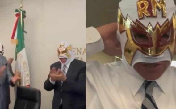 "Monri El Indomable": luchadores regalan máscara a Monreal previo al Plan de Reconciliación Nacional en la Arena México