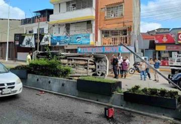 Camioneta de la FGE colisionó al pasarse el semáforo en rojo