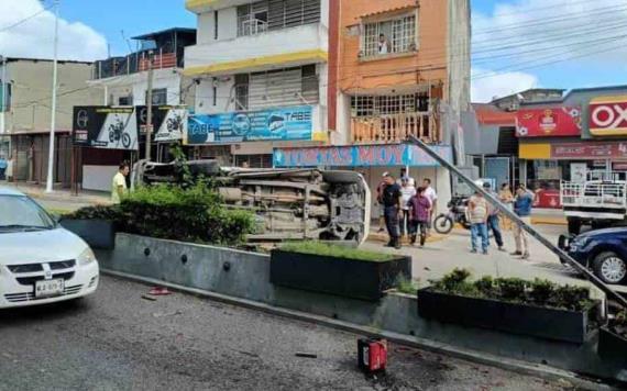 Camioneta de la FGE colisionó al pasarse el semáforo en rojo