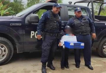 Un niño pidió a su maestra ir al desfile vestido de policía con su patrulla de cartón