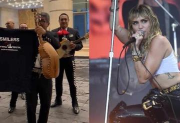 Fans llevan mariachi a Miley Cyrus y ella los ignora