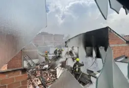 Avioneta se desploma en viviendas de residencial en Colombia