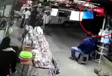 Hombre se arroja frente a tráiler para quitarse la vida en el Edomex