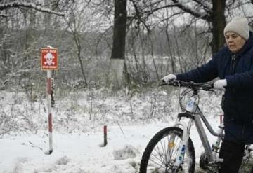 Ucranianos luchan contra el frío tras fuerte nevada en Kiev