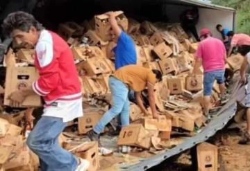 ´Navidad adelantada´, gritan durante rapiña a tráiler con cerveza