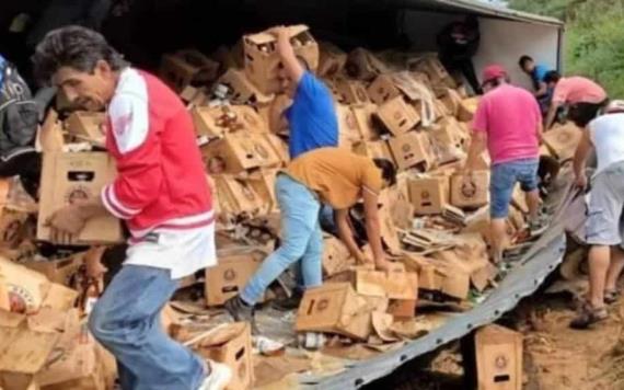 ´Navidad adelantada´, gritan durante rapiña a tráiler con cerveza