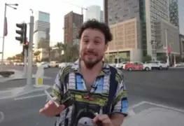 Luisito Comunica prende cigarro frente a policías en Qatar para probar algunas leyes