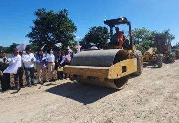 Inicia PEMEX pavimentación de un camino en la Ranchería Cantemoc, Nacajuca