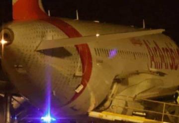 Escapan 14 pasajeros de un avión que aterrizó de emergencia luego de que una mujer fingió dar a luz