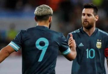 Lionel Messi reclama al Kun Agüero en plena transmisión en vivo