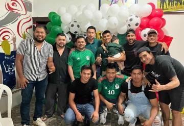 Jesús Gallardo fue recibido por sus amigos luego de su participación en el Mundial de Qatar 2022