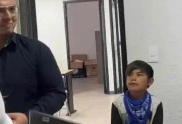 Video: Niño interrumpe boda para vender dulces; ¿Quieren un mazapán?