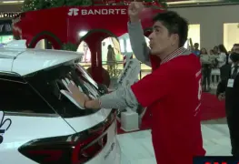 Hombre pasó 3 días con su mano sobre una camioneta en un centro comercial para ganársela